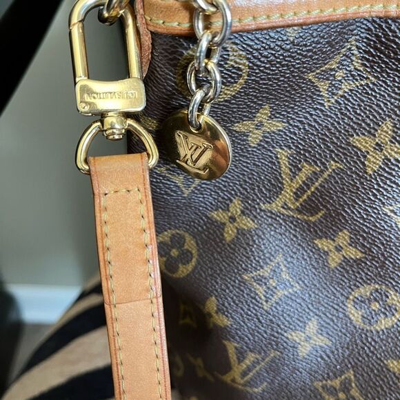 LV Palermo PM rare bag to find in such great condition comes with strap classic - Picture 11 of 14